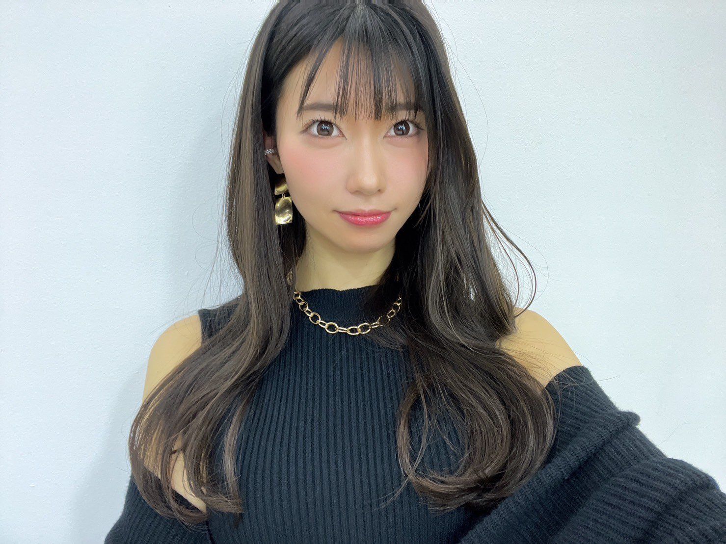 17LIVE 2024 PHOTO DESK CALENDARにカードアウト所属ライバー『mia🌾🤍1368』が掲載!